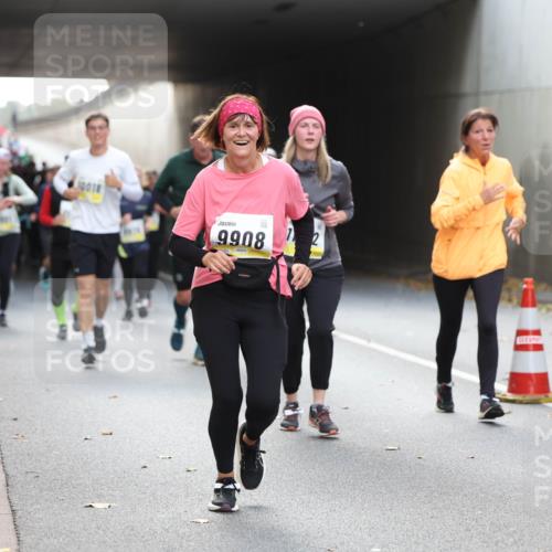 05.10.2025 - 20. swb-Marathon Bremen Michael Strokosch http://msf.ph/oto/9206941 05.10.2025 10:58:49 Laufen 10018, 3, 9908, 7, 2 meine-sportfotos.de