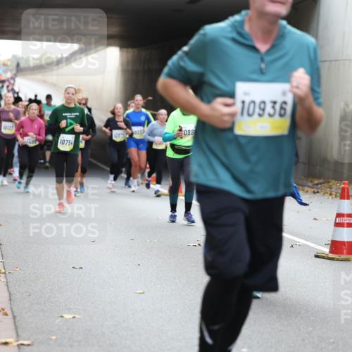 05.10.2025 - 20. swb-Marathon Bremen Michael Strokosch http://msf.ph/oto/9207004 05.10.2025 10:52:29 Laufen 10127, 098, 1040, 10754, 10936 meine-sportfotos.de