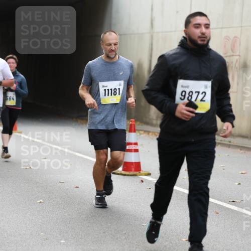 05.10.2025 - 20. swb-Marathon Bremen Michael Strokosch http://msf.ph/oto/9207115 05.10.2025 10:52:53 Laufen 11181, 9872, 974, 9847, 564, 00 meine-sportfotos.de