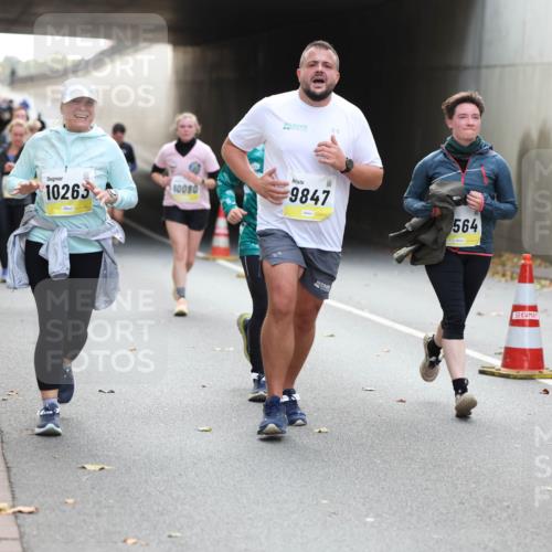 05.10.2025 - 20. swb-Marathon Bremen Michael Strokosch http://msf.ph/oto/9207121 05.10.2025 10:52:54 Laufen 10263, 10080, 9847, 564 meine-sportfotos.de