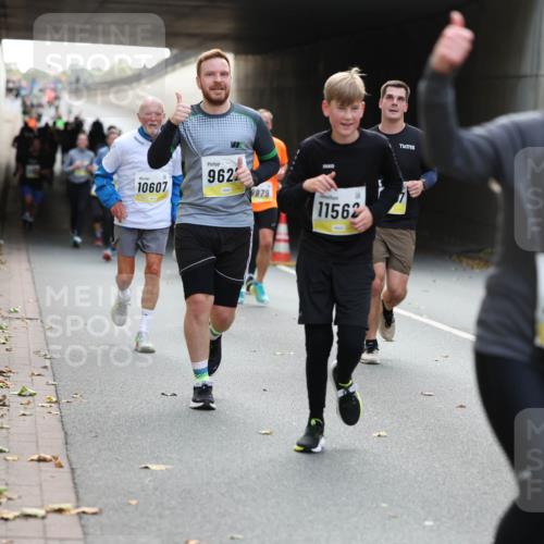 05.10.2025 - 20. swb-Marathon Bremen Michael Strokosch http://msf.ph/oto/9207150 05.10.2025 10:53:00 Laufen 10607, 9622, 9979, 11562, 9582 meine-sportfotos.de