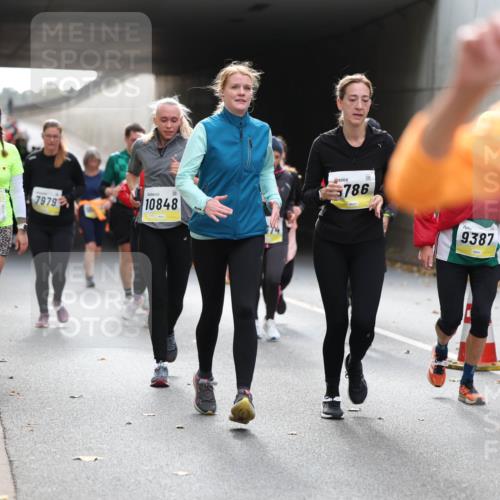 05.10.2025 - 20. swb-Marathon Bremen Michael Strokosch http://msf.ph/oto/9207196 05.10.2025 10:59:45 Laufen 11233, 7979, 10848, 574, 786, 9387 meine-sportfotos.de