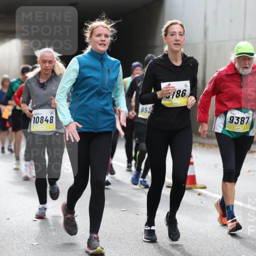 05.10.2025 - 20. swb-Marathon Bremen Michael Strokosch http://msf.ph/oto/9207199 05.10.2025 10:59:46 Laufen 1233, 7979, 10848, 952, 786, 9387 meine-sportfotos.de