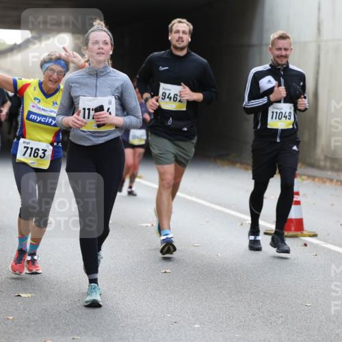 05.10.2025 - 20. swb-Marathon Bremen Michael Strokosch http://msf.ph/oto/9207200 05.10.2025 10:53:09 Laufen 9370, 11, 9462, 11049, 7163 meine-sportfotos.de