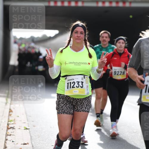 05.10.2025 - 20. swb-Marathon Bremen Michael Strokosch http://msf.ph/oto/9207210 05.10.2025 10:59:48 Laufen 11233, 1123, 9228, 10848, 37, 03 meine-sportfotos.de