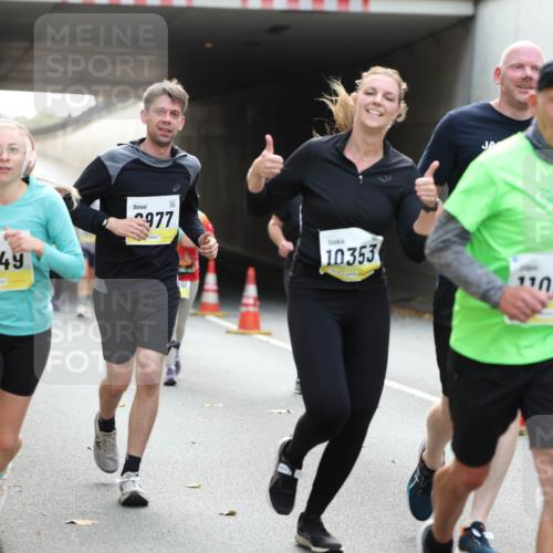 05.10.2025 - 20. swb-Marathon Bremen Michael Strokosch http://msf.ph/oto/9207256 05.10.2025 10:53:23 Laufen 9349, 977, 10353, 06 meine-sportfotos.de