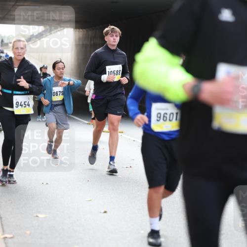 05.10.2025 - 20. swb-Marathon Bremen Michael Strokosch http://msf.ph/oto/9207301 05.10.2025 10:53:32 Laufen 9454, 0679, 10588, 9601 meine-sportfotos.de