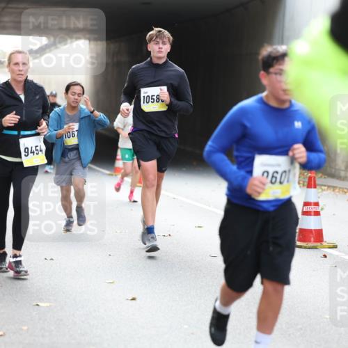 05.10.2025 - 20. swb-Marathon Bremen Michael Strokosch http://msf.ph/oto/9207303 05.10.2025 10:53:33 Laufen 9454, 1067, 1058, 2601 meine-sportfotos.de