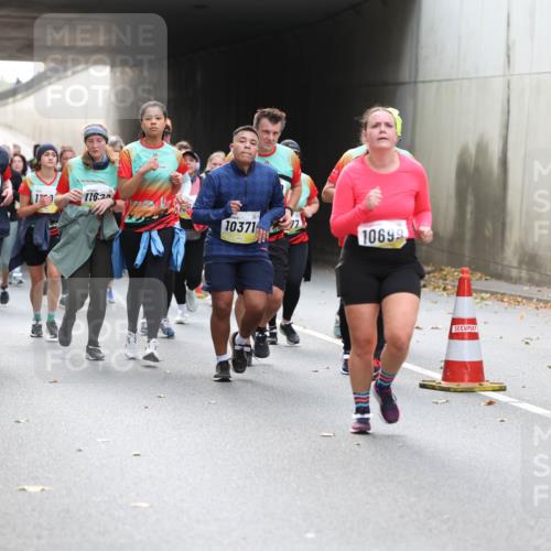 05.10.2025 - 20. swb-Marathon Bremen Michael Strokosch http://msf.ph/oto/9207339 05.10.2025 11:00:20 Laufen 90, 1162, 10371, 10699 meine-sportfotos.de