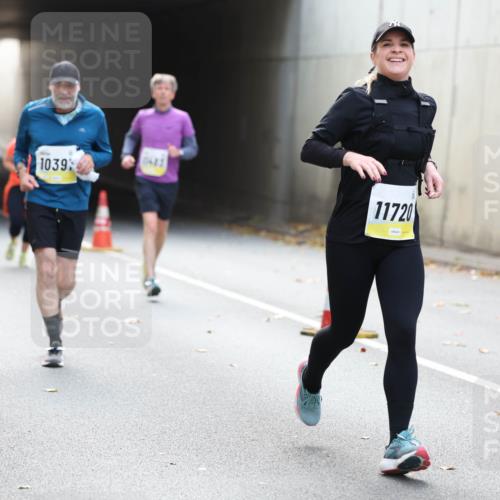 05.10.2025 - 20. swb-Marathon Bremen Michael Strokosch http://msf.ph/oto/9207340 05.10.2025 10:53:40 Laufen 1039, 11720 meine-sportfotos.de