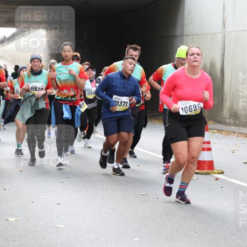 05.10.2025 - 20. swb-Marathon Bremen Michael Strokosch http://msf.ph/oto/9207341 05.10.2025 11:00:20 Laufen 989, 11, 28, 11622, 64, 976, 0371, 10699 meine-sportfotos.de