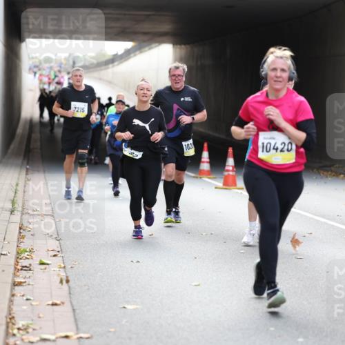 05.10.2025 - 20. swb-Marathon Bremen Michael Strokosch http://msf.ph/oto/9207396 05.10.2025 10:53:53 Laufen 7215, 82, 102, 10420 meine-sportfotos.de