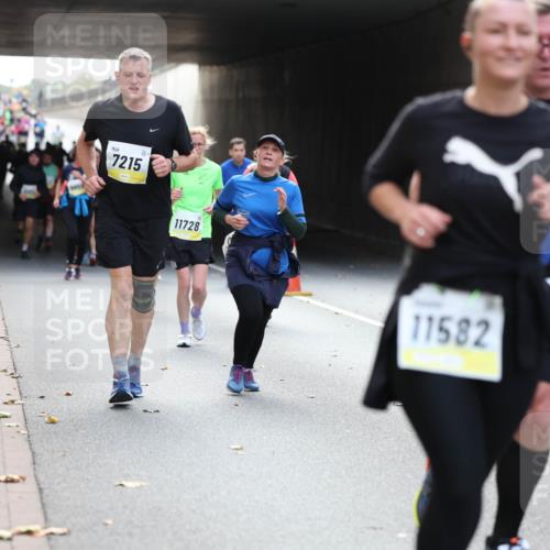 05.10.2025 - 20. swb-Marathon Bremen Michael Strokosch http://msf.ph/oto/9207416 05.10.2025 10:53:57 Laufen 7215, 11728, 11582 meine-sportfotos.de