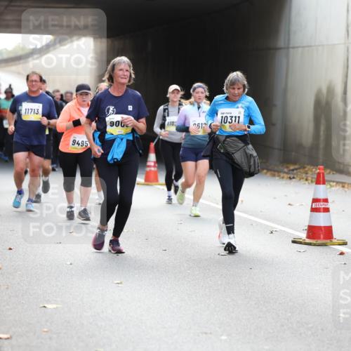 05.10.2025 - 20. swb-Marathon Bremen Michael Strokosch http://msf.ph/oto/9207442 05.10.2025 10:54:02 Laufen 11713, 1102, 900, 9495, 612, 10311 meine-sportfotos.de