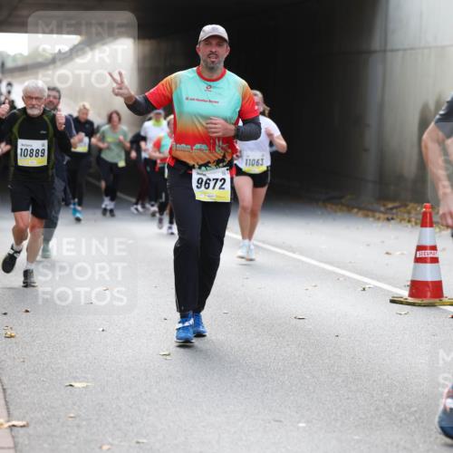 05.10.2025 - 20. swb-Marathon Bremen Michael Strokosch http://msf.ph/oto/9207483 05.10.2025 10:54:11 Laufen 20, 10889, 9672, 11063, 202 meine-sportfotos.de