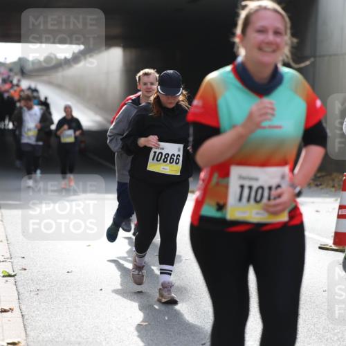 05.10.2025 - 20. swb-Marathon Bremen Michael Strokosch http://msf.ph/oto/9207587 05.10.2025 11:01:23 Laufen 10866, 11012 meine-sportfotos.de