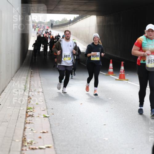 05.10.2025 - 20. swb-Marathon Bremen Michael Strokosch http://msf.ph/oto/9207600 05.10.2025 11:01:27 Laufen 9617, 11309, 9552 meine-sportfotos.de