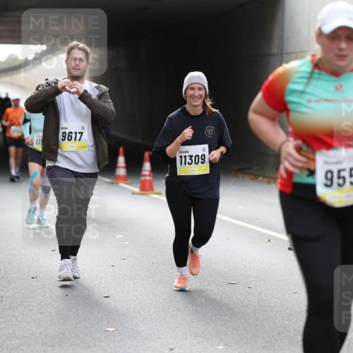 05.10.2025 - 20. swb-Marathon Bremen Michael Strokosch http://msf.ph/oto/9207613 05.10.2025 11:01:29 Laufen 115, 9617, 11309, 9552 meine-sportfotos.de