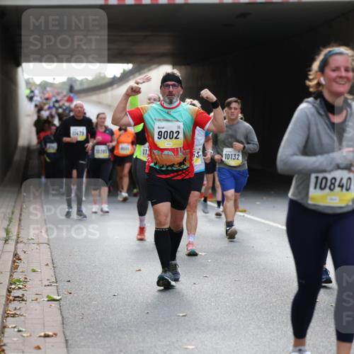 05.10.2025 - 20. swb-Marathon Bremen Michael Strokosch http://msf.ph/oto/9207658 05.10.2025 11:01:47 Laufen 11479, 10305, 20, 9002, 10132, 10840 meine-sportfotos.de