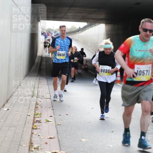 05.10.2025 - 20. swb-Marathon Bremen Michael Strokosch http://msf.ph/oto/9207677 05.10.2025 10:54:50 Laufen 10630, 9880, 0571, 9443 meine-sportfotos.de