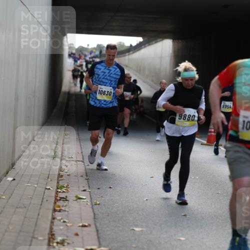 05.10.2025 - 20. swb-Marathon Bremen Michael Strokosch http://msf.ph/oto/9207679 05.10.2025 10:54:50 Laufen 10630, 9880, 9954, 10571 meine-sportfotos.de