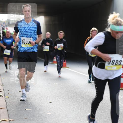 05.10.2025 - 20. swb-Marathon Bremen Michael Strokosch http://msf.ph/oto/9207687 05.10.2025 10:54:52 Laufen 10918, 1063, 3271, 95, 9880 meine-sportfotos.de
