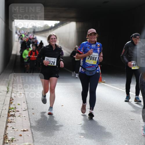 05.10.2025 - 20. swb-Marathon Bremen Michael Strokosch http://msf.ph/oto/9207747 05.10.2025 11:02:05 Laufen 928, 7069, 989 meine-sportfotos.de