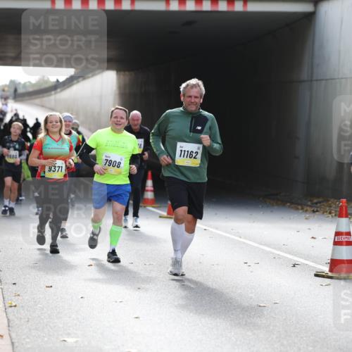 05.10.2025 - 20. swb-Marathon Bremen Michael Strokosch http://msf.ph/oto/9207763 05.10.2025 10:55:14 Laufen 680, 9371, 7908, 18, 11162, 20001, 10518 meine-sportfotos.de