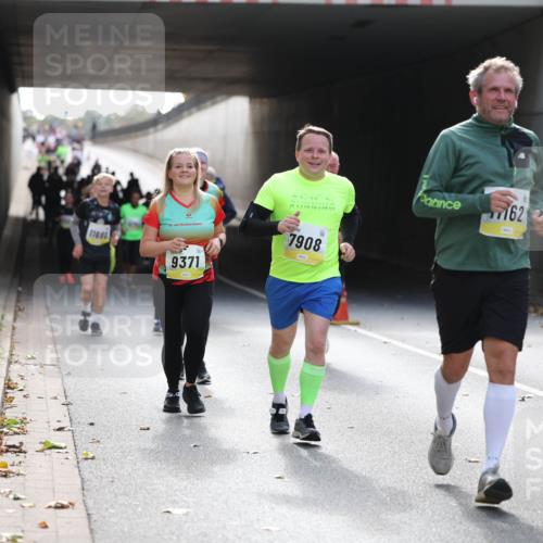 05.10.2025 - 20. swb-Marathon Bremen Michael Strokosch http://msf.ph/oto/9207771 05.10.2025 10:55:15 Laufen 11680, 9371, 50222, 7908, 62 meine-sportfotos.de