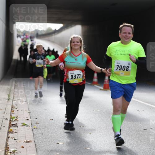 05.10.2025 - 20. swb-Marathon Bremen Michael Strokosch http://msf.ph/oto/9207778 05.10.2025 10:55:16 Laufen 11680, 9, 20, 7908, 9371 meine-sportfotos.de