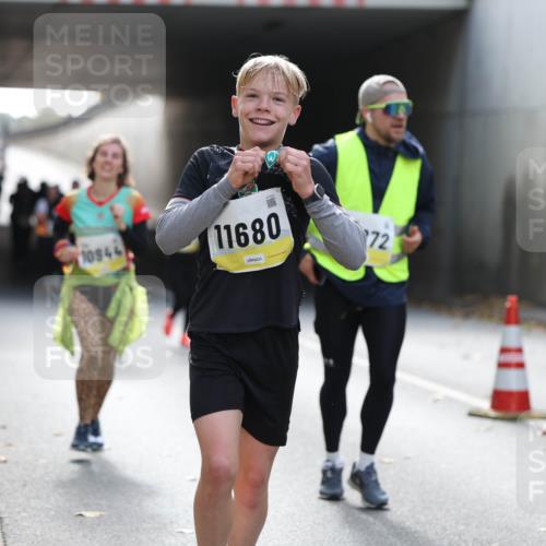 05.10.2025 - 20. swb-Marathon Bremen Michael Strokosch http://msf.ph/oto/9207808 05.10.2025 10:55:21 Laufen 10944, 11680, 72 meine-sportfotos.de