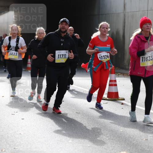 05.10.2025 - 20. swb-Marathon Bremen Michael Strokosch http://msf.ph/oto/9207837 05.10.2025 10:55:30 Laufen 11223, 10430, 11711, 10324, 11633 meine-sportfotos.de