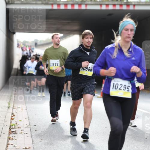 05.10.2025 - 20. swb-Marathon Bremen Michael Strokosch http://msf.ph/oto/9207855 05.10.2025 11:02:28 Laufen 11677, 0886, 10295, 10 meine-sportfotos.de