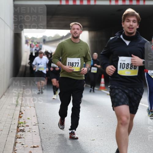 05.10.2025 - 20. swb-Marathon Bremen Michael Strokosch http://msf.ph/oto/9207861 05.10.2025 11:02:29 Laufen 11677, 10880, 11073, 1041 meine-sportfotos.de