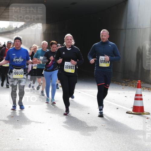 05.10.2025 - 20. swb-Marathon Bremen Michael Strokosch http://msf.ph/oto/9207865 05.10.2025 10:55:35 Laufen 10030, 10903, 10904 meine-sportfotos.de