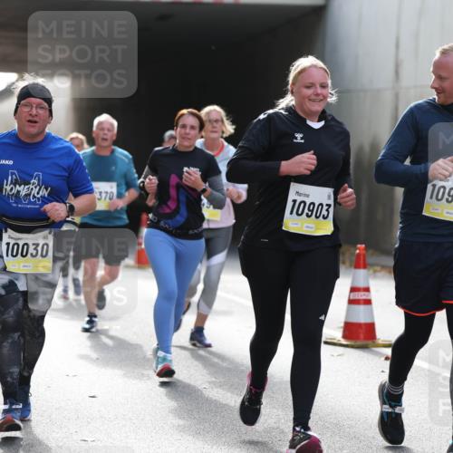 05.10.2025 - 20. swb-Marathon Bremen Michael Strokosch http://msf.ph/oto/9207877 05.10.2025 10:55:37 Laufen 10030, 370, 10903, 02442, 10904, 02441 meine-sportfotos.de