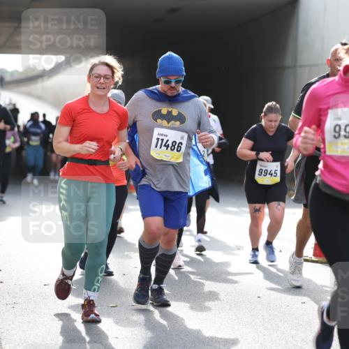 05.10.2025 - 20. swb-Marathon Bremen Michael Strokosch http://msf.ph/oto/9207928 05.10.2025 11:02:43 Laufen 11486, 9945, 9912 meine-sportfotos.de