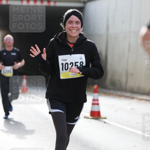 05.10.2025 - 20. swb-Marathon Bremen Michael Strokosch http://msf.ph/oto/9207930 05.10.2025 10:55:54 Laufen 8285, 10258 meine-sportfotos.de