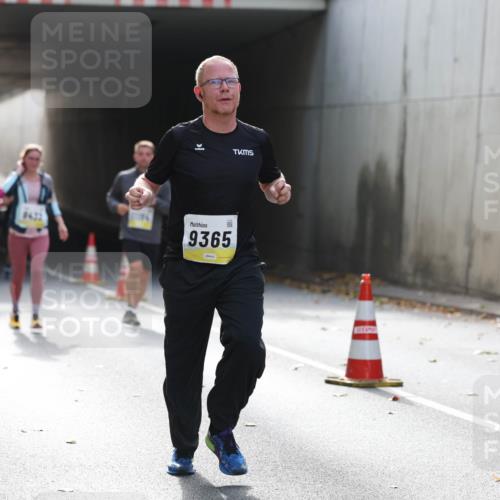 05.10.2025 - 20. swb-Marathon Bremen Michael Strokosch http://msf.ph/oto/9207939 05.10.2025 10:55:55 Laufen 9422, 9365 meine-sportfotos.de