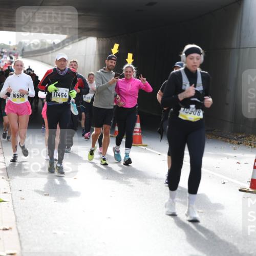 05.10.2025 - 20. swb-Marathon Bremen Michael Strokosch http://msf.ph/oto/9207957 05.10.2025 10:56:01 Laufen 11454, 1173, 10558, 0508 meine-sportfotos.de