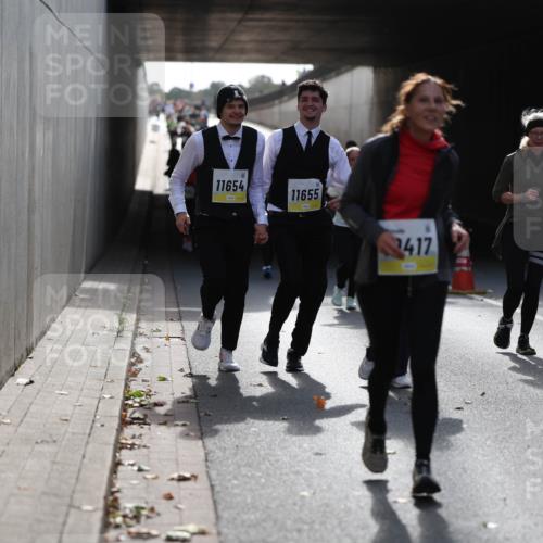 05.10.2025 - 20. swb-Marathon Bremen Michael Strokosch http://msf.ph/oto/9207994 05.10.2025 11:03:00 Laufen 11654, 11655, 417, 11218 meine-sportfotos.de