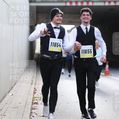 05.10.2025 - 20. swb-Marathon Bremen Michael Strokosch http://msf.ph/oto/9208009 05.10.2025 11:03:03 Laufen 11654, 11655, 9804 meine-sportfotos.de