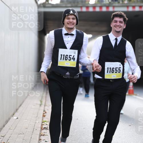 05.10.2025 - 20. swb-Marathon Bremen Michael Strokosch http://msf.ph/oto/9208011 05.10.2025 11:03:03 Laufen 11654, 11655 meine-sportfotos.de