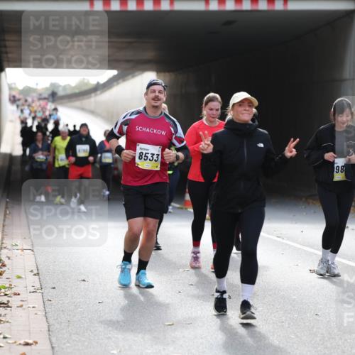 05.10.2025 - 20. swb-Marathon Bremen Michael Strokosch http://msf.ph/oto/9208063 05.10.2025 11:03:16 Laufen 8766, 8533, 98 meine-sportfotos.de