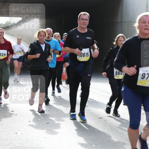 05.10.2025 - 20. swb-Marathon Bremen Michael Strokosch http://msf.ph/oto/9208089 05.10.2025 10:56:27 Laufen 9324, 8286, 0615, 9802, 9707 meine-sportfotos.de