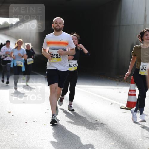 05.10.2025 - 20. swb-Marathon Bremen Michael Strokosch http://msf.ph/oto/9208136 05.10.2025 10:56:39 Laufen 0876, 3595, 10777, 946 meine-sportfotos.de