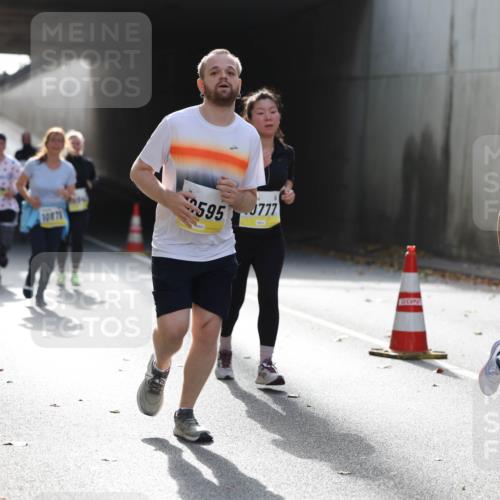05.10.2025 - 20. swb-Marathon Bremen Michael Strokosch http://msf.ph/oto/9208139 05.10.2025 10:56:39 Laufen 595, 10871, 777, 9468 meine-sportfotos.de