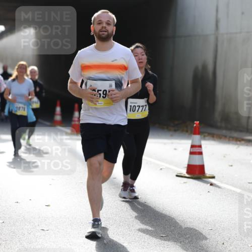05.10.2025 - 20. swb-Marathon Bremen Michael Strokosch http://msf.ph/oto/9208141 05.10.2025 10:56:40 Laufen 3871, 59, 10777, 9468 meine-sportfotos.de
