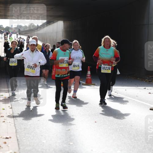05.10.2025 - 20. swb-Marathon Bremen Michael Strokosch http://msf.ph/oto/9208262 05.10.2025 11:03:58 Laufen 11257, 10861, 235, 10415, 10236 meine-sportfotos.de