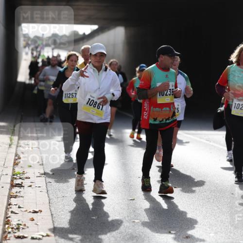 05.10.2025 - 20. swb-Marathon Bremen Michael Strokosch http://msf.ph/oto/9208274 05.10.2025 11:03:59 Laufen 11257, 10861, 20, 10235, 15, 10236 meine-sportfotos.de